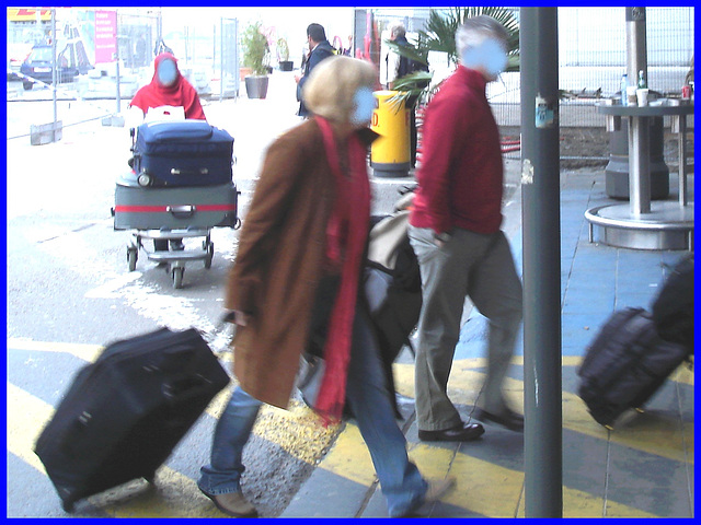 Blond mature in jeans and flat boots  /  Dame mature en  blue-jeans et bottes à talons plats  -  Brussels airport - 19 octobre 2008 / Anonyme