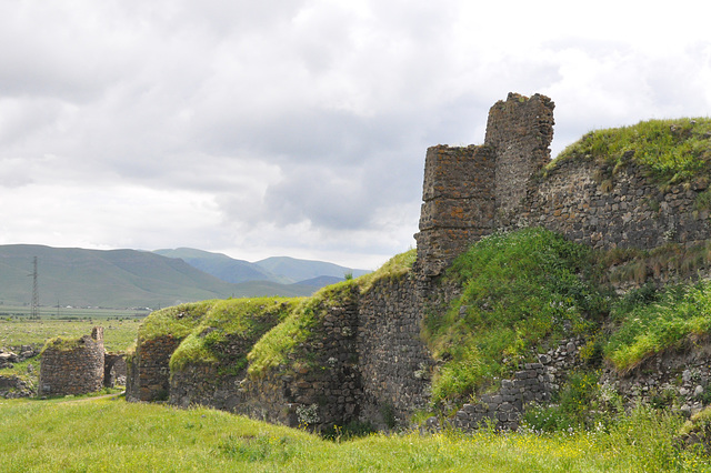 Imponaj muregoj de la fortikaĵo