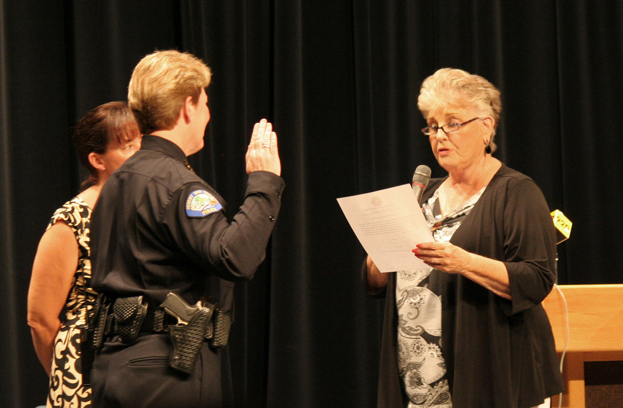 Mayor Parks swears in Chief Singer (6613)