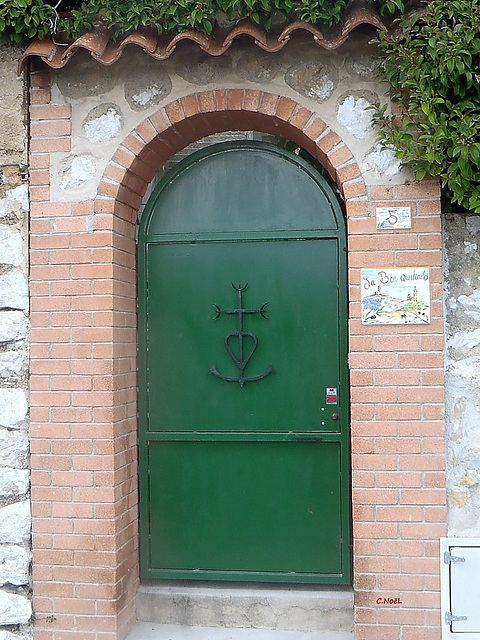 Porte avec une croix de Camargue