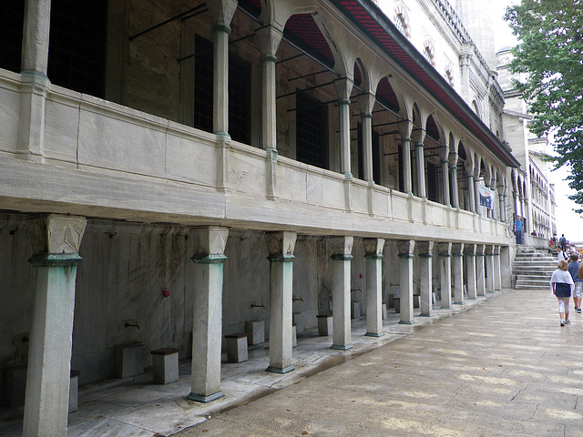 Mosquée bleue : galerie et robinets à ablution.