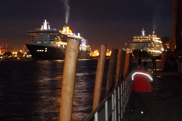 Beide "Königinnen" beim Einlauf im Hamburger Hafen...