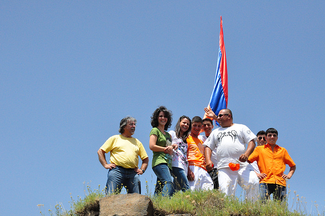 Vizitantoj de Amberd, sur la pinto de la fortikaĵo