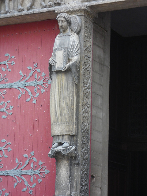 Cathédrale de Sens, fronton : Saint Etienne