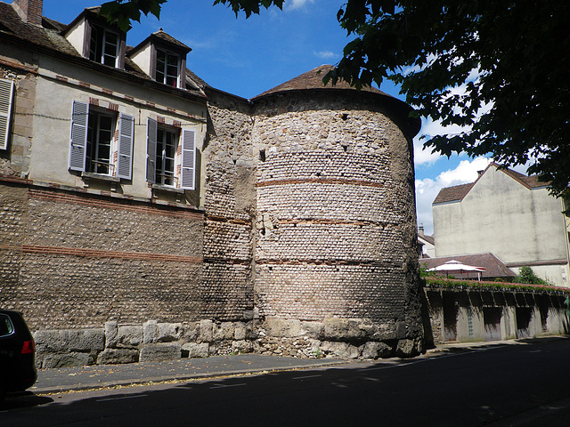 Sens : poterne sud, reste de muraille romaine.