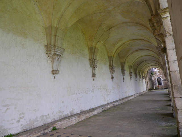 Pontigny, le cloître.