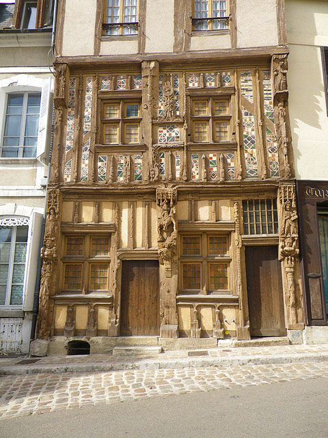 Joigny : maison au fronton décoré.