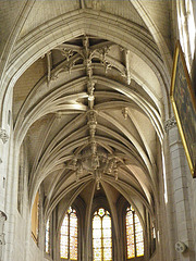 Joigny, église Saint-Thibaut : clé de voûte.