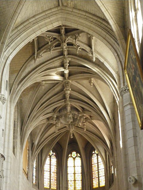 Joigny, église Saint-Thibaut : clé de voûte.