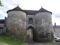 Joigny, porte médiévale.