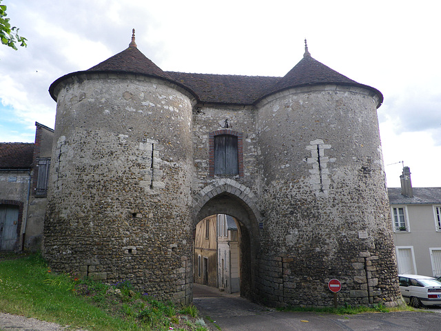 Joigny, porte médiévale.