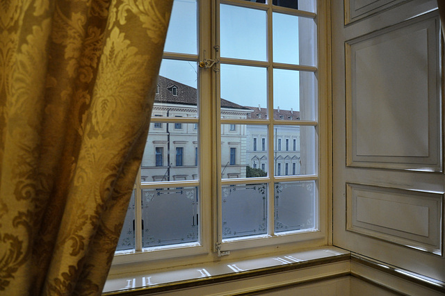 Fensterblick auf eine Pappwand