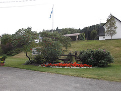 Fleurdelisé et vestige du passé / Quebec flag and relics of yester years - 31 août 2012.