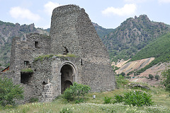 La enirpordego de la fortikaĵo. Protektas la solan alireblan flankon de la fortikaĵo, ĉirukaŭita aliflanke de krutaĵoj