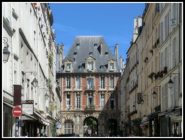 vers la Place des Vosges