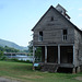 Bridge and abandoned house / Pont et maison abandonnée