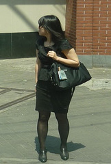Jeune Chinoise en jupe sexy et chaussures masculines / Young Chinese Lady in sexy skirt and masculine shoes -  Recadrage