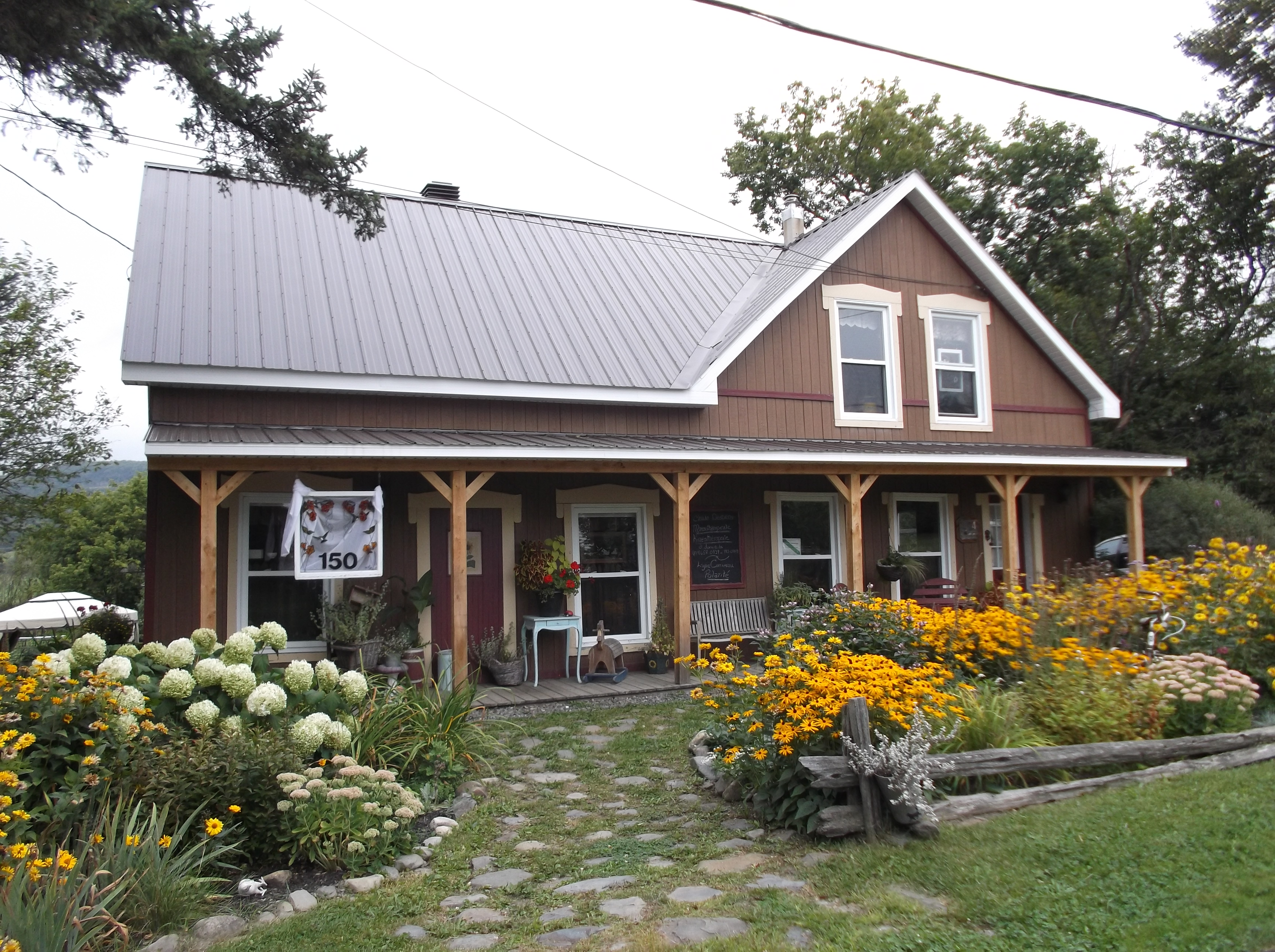 Maison fleurie / Flowery house.