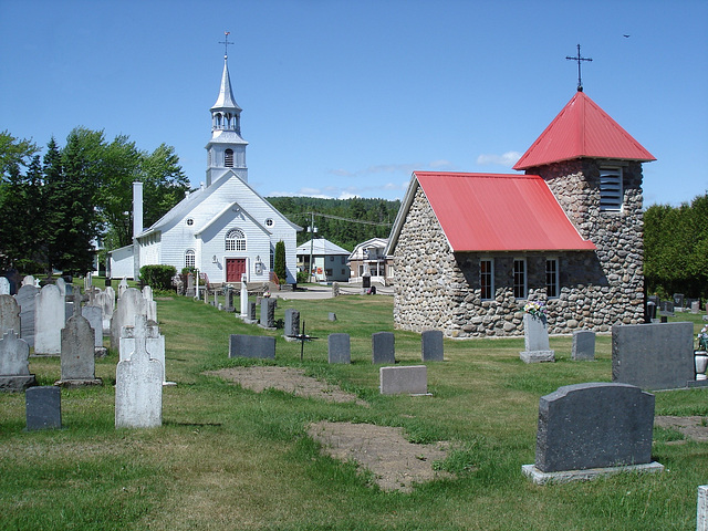 Chapelles et cimetière / Chapels and cemetery.