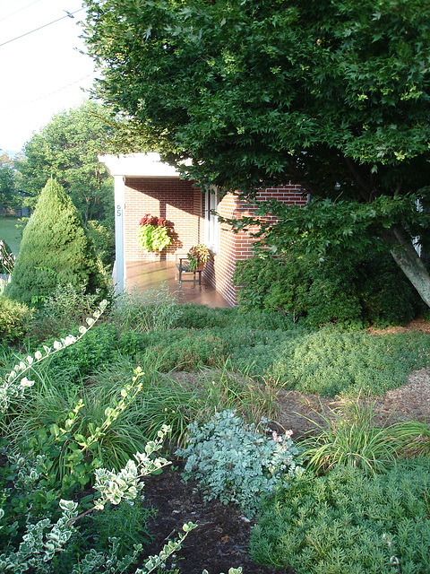 Bricks house among the greenery / Maison de briques parmi la verdure - 15 juillet 2010.