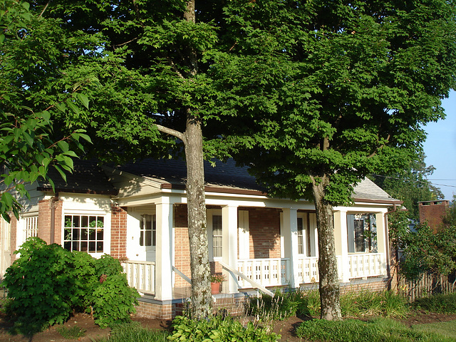 Bricks house among the greenery / Maison de briques parmi la verdure - 15 juillet 2010.