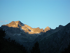 Lever du soleil sur le fond de vallée.