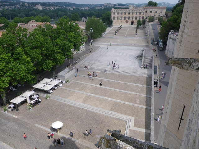 Place du palais des Papes vue des toits.