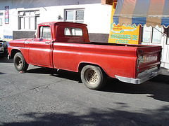 Camion rouge Chevrolet / Red Chevrolet truck - March 27th 2011.