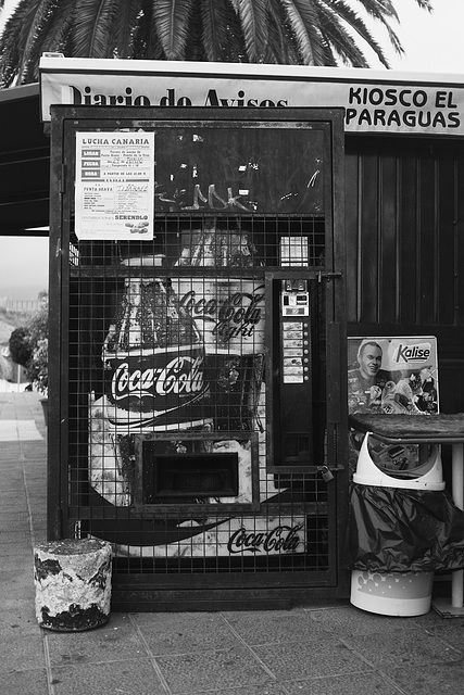 cola hinter gittern und ohne farbe