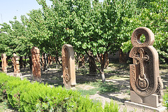 Apud la preĝejo troviĝas ĝardeneto kun skulptaĵoj, kiuj reprezantas la literojn de la armena alfabeto