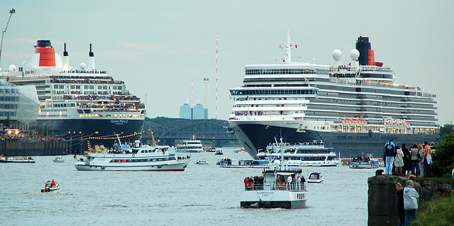 Queen Elisabeth + Queen Mary 2 im Hamburger Hafen!