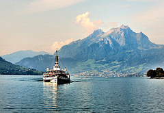 Le lac des Quatre cantons et le Pilatus (2128 m. alt.)...