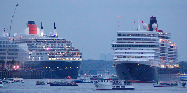 Queen Elisabeth + Queen Mary 2 im Hamburger Hafen!