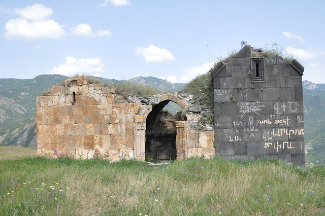 La supra parto de la monaĥejo, sur la rando de la krutaĵo, troviĝas du apudaj preĝejoj