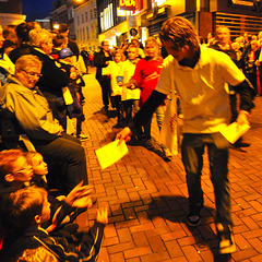 Leidens Ontzet 2012 – Taptoe – Handing out leaflets