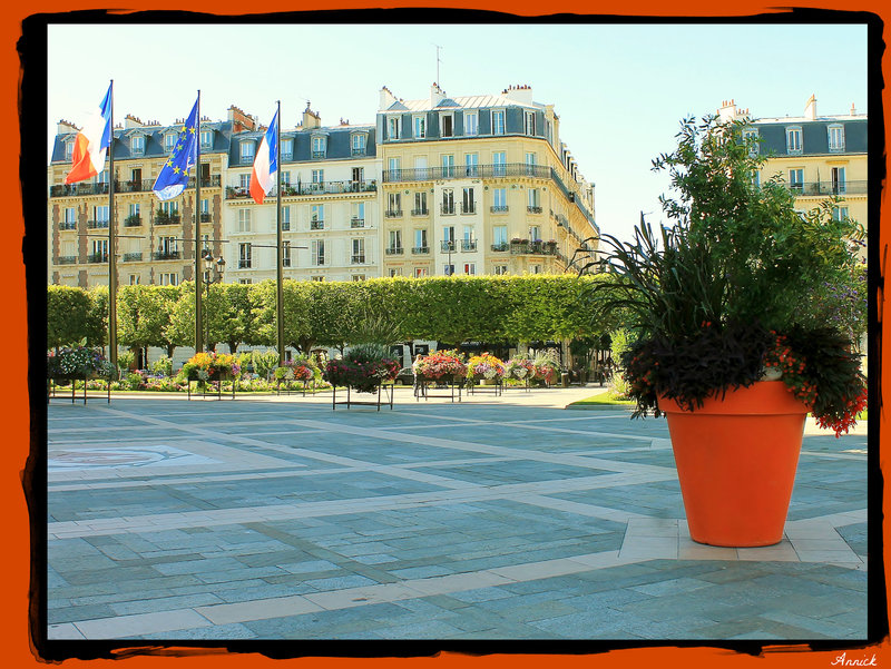 LE PARVIS DE L'HOTEL DE VILLE ***
