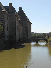 le CHATEAU DE CARROUGES