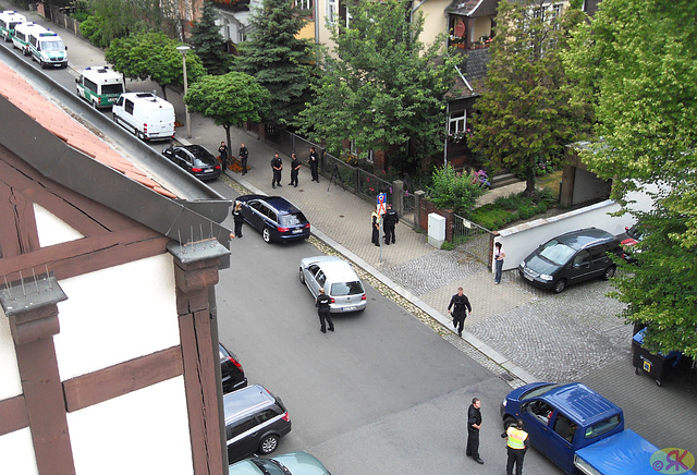 2012-06-21 02 policooperacio helios I antaŭ mia pordo