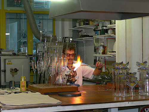 Einem Glasbläser über die Schulter geschaut