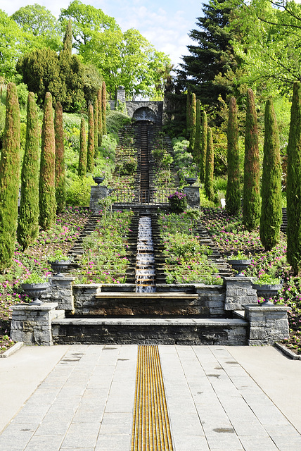 Italienische Blumen-Wassertreppe