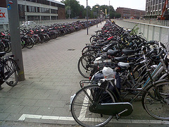 Bicikloj antaŭ Centra Stacidomo en Roterdamo