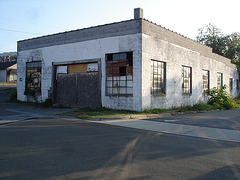 Bâtiment défraîchi / Tired building.