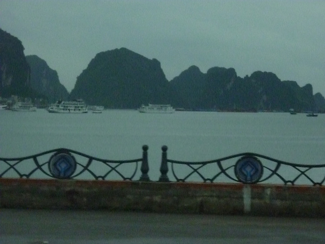 Halong Bay sous la pluie