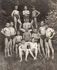 13 swimmers in symmetrical order 1910'