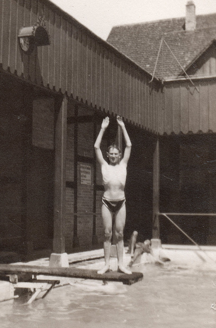 2 swimmers in a luftbad 1920'