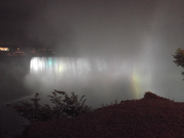 Colorful falls & rainbow by the night / Chutes colorées de soir et arc-en-ciel - 7 juillet 2012.