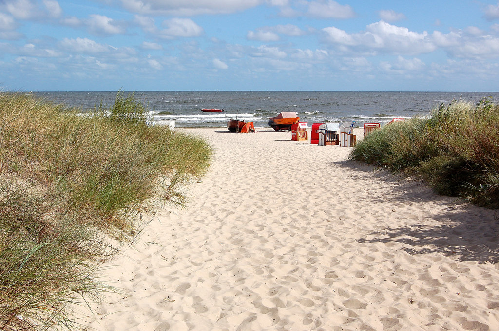 sablovojo al la plaĝo de Ahlbeck sur la insulo Usedom en Germanio, Balta Maro,