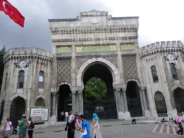 Porche de l'université d'Istanbul.