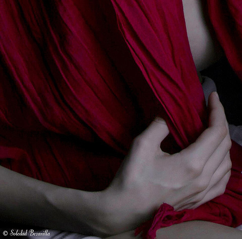 Mano sobre rojo