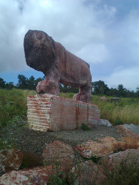 Lion en marbre rose .....  Caunes sur Minervois